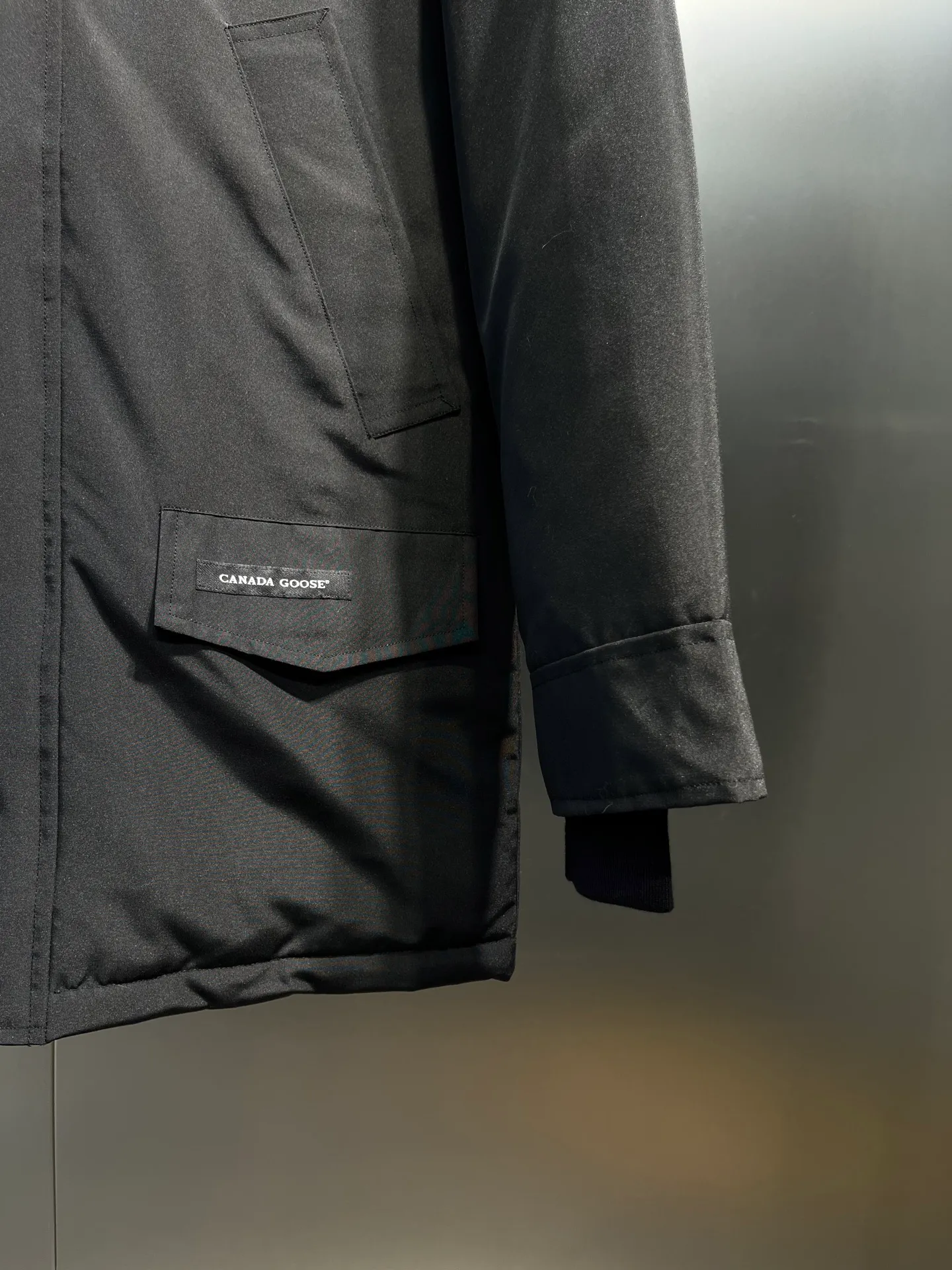 P840 𝘾𝘼𝙉𝘼𝘿𝘼 𝙂𝙊𝙊𝙎𝙀Big Goose 13# The design of Big Goose 13 is simple and elegant, a little longer than the 08 model, more suitable for men and suitable for business people. This down jacket is popular for its simple design, which is not only practical but also has a certain sense of fashion. In terms of applicability, the Daye 13 model provides good thermal insulation performance. Its thermal insulation coefficient is level 5, which can provide enough warmth and is suitable for wearing in cold environments. In addition, the Daye 13 model also has a high cost performance. Compared with other models, it provides a better balance between price and performance, making it more competitive in the market.  size：xs-xxl